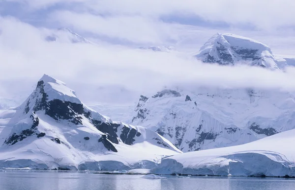 Antarktis snötäckta berg och isberg — Stockfoto