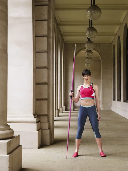 Entrenamiento lanzador de jabalina femenina en Arcade — Foto de Stock