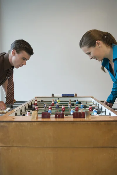 Junger Mann und Frau spielen — Stockfoto