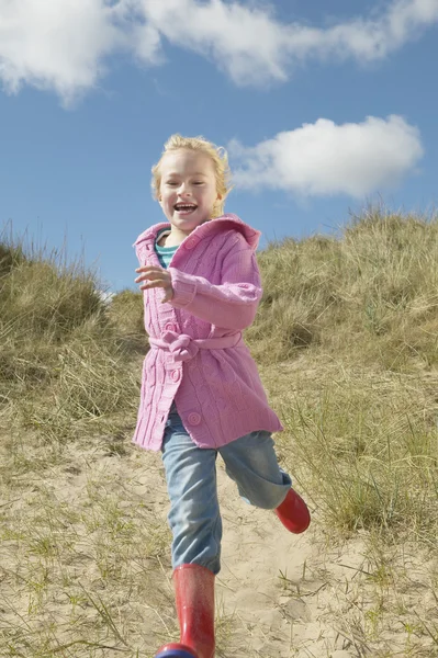 Fröhliches Mädchen auf Sanddünen — Stockfoto