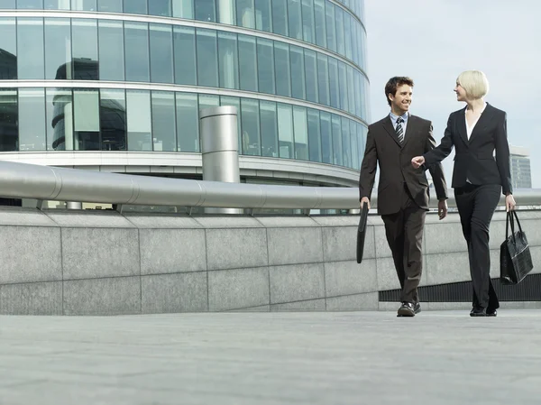 Hombre y mujer de negocios caminando — Foto de Stock