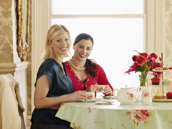 Donne che bevono tè — Foto Stock