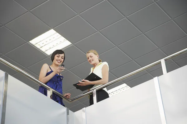 Imprenditrici in Incontro sul Balcone — Foto Stock