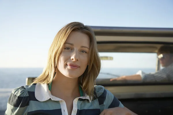 Woman standing over van — Stock Photo, Image