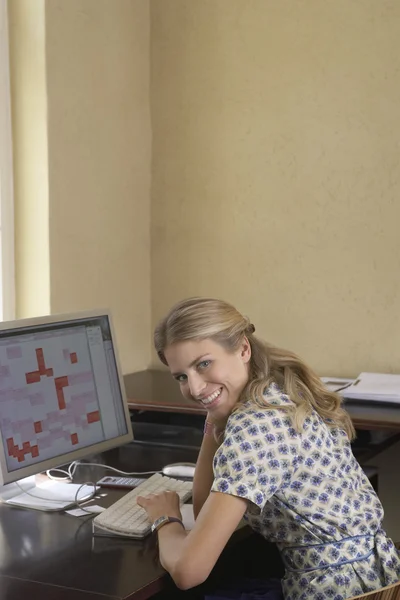 Vrouw met behulp van computer — Stockfoto