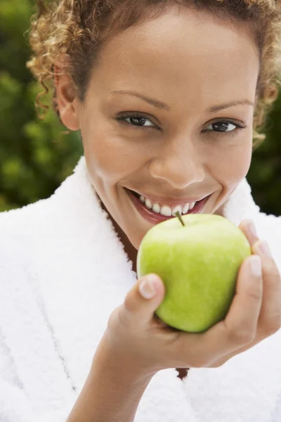 Mujer sosteniendo manzana —  Fotos de Stock