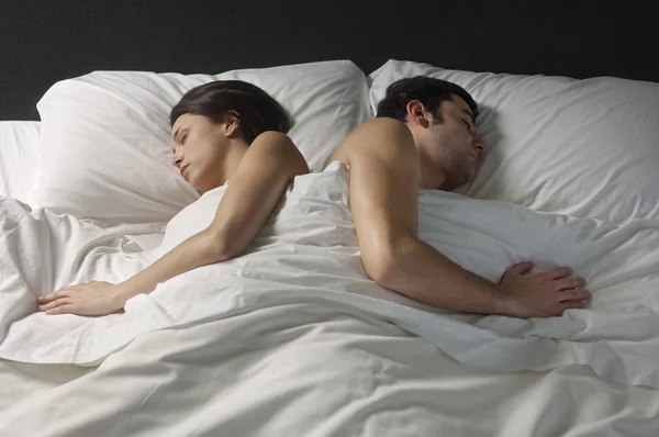 ベッドで寝てるカップル ストックフォト