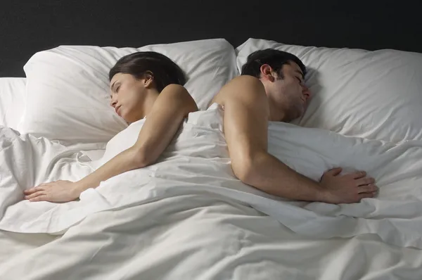 Pareja durmiendo fotos de stock, imágenes de Pareja durmiendo sin royalties  | Depositphotos