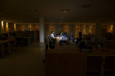 Karanlık Office kadın işçi