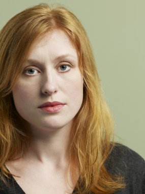 kadın stüdyoda poz