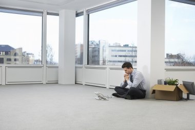 Ofis işçi düşünüyor telefon