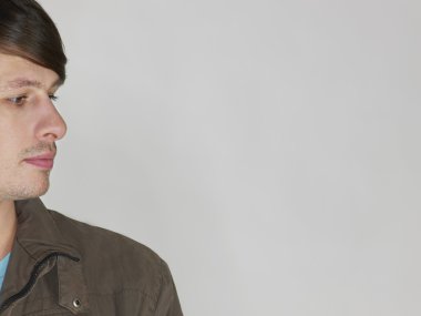 Stüdyoda poz veren adam