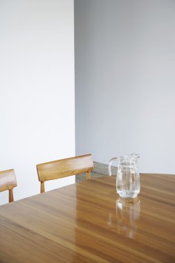 Ahşap masada cam kavanoz.