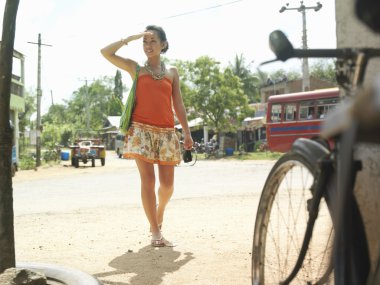 Kırsal yolda yürüyen kadın