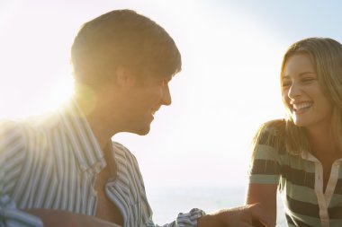 Gülümseyen genç çift