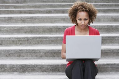 Dizüstü bilgisayar kullanan kadın