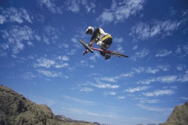 BMX sürücüsü atlama