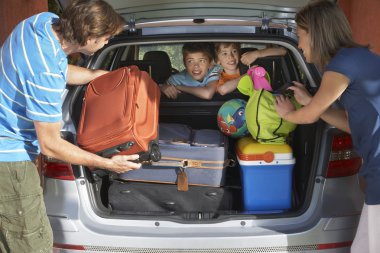Aile araba bagajı yükleme