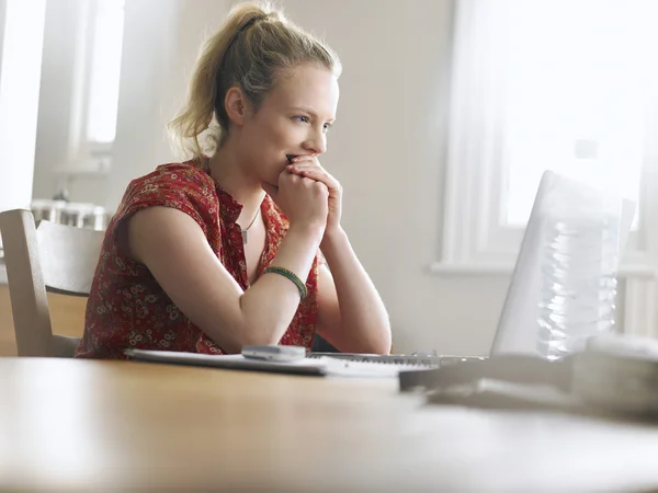 Femme utilisant un ordinateur portable — Photo