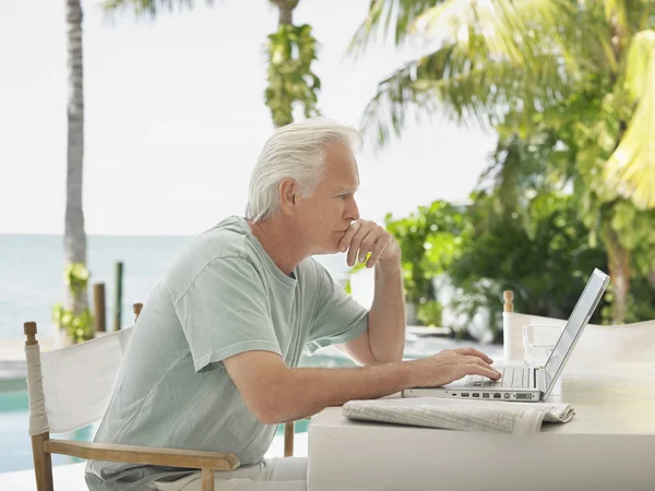 Man met laptop — Stockfoto