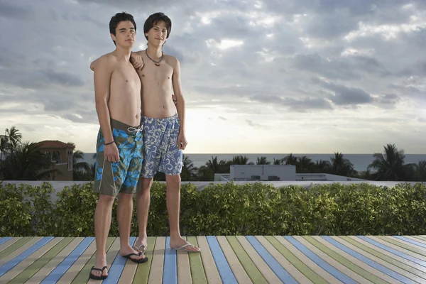 Due ragazzi adolescenti in piedi — Foto Stock