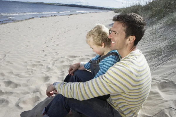 Father embracing daughter — Stock Photo, Image