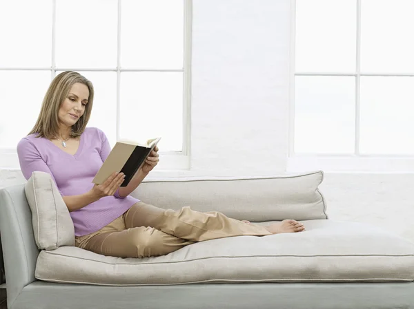 Kadın kitap okuyor. — Stok fotoğraf
