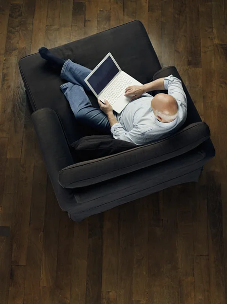 Homem usando laptop — Fotografia de Stock