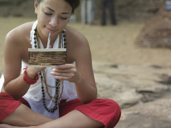 Mujer leyendo postal —  Fotos de Stock