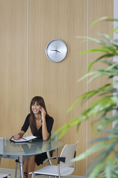 Woman Using Cell Phone — Stock Photo, Image