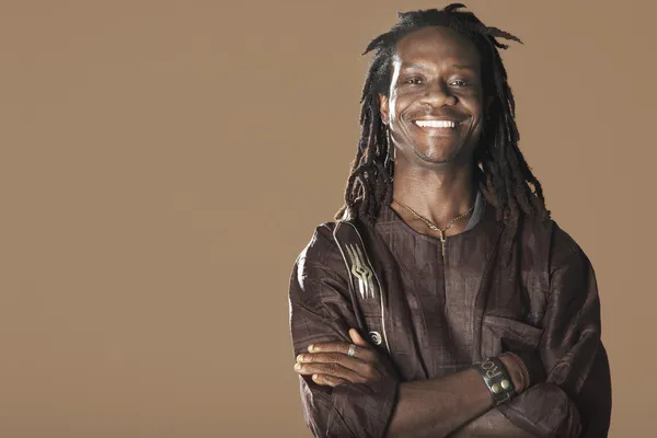 Uomo sorridente con dreadlocks — Foto Stock