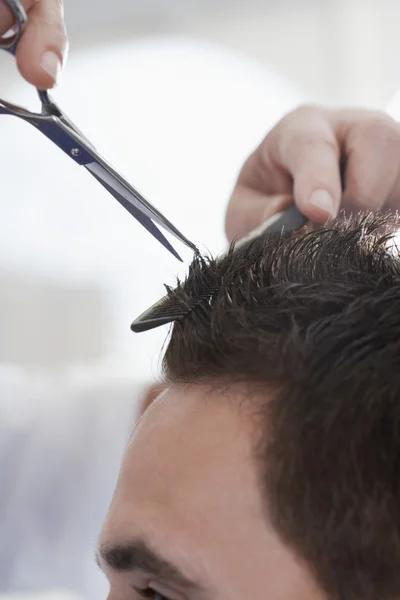 Barber cutting  hair — Stock Photo, Image