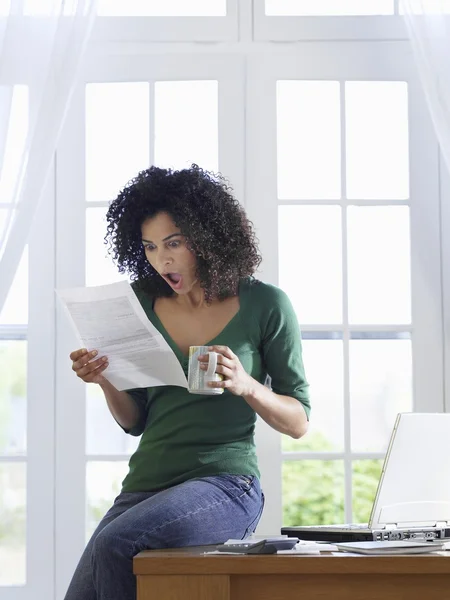 Vrouw die papieren document leest — Stockfoto