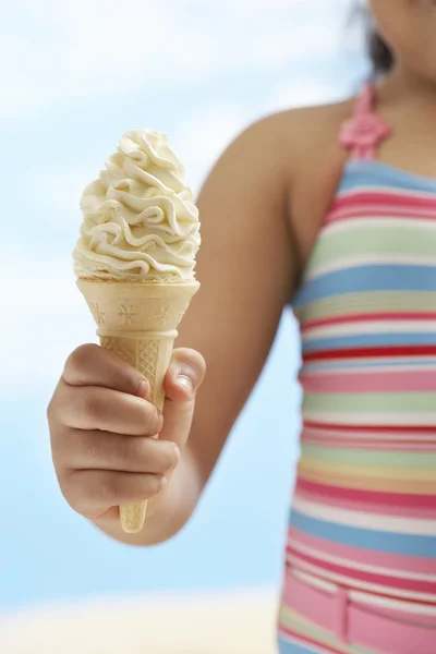 女の子ホールディング アイスクリーム — ストック写真