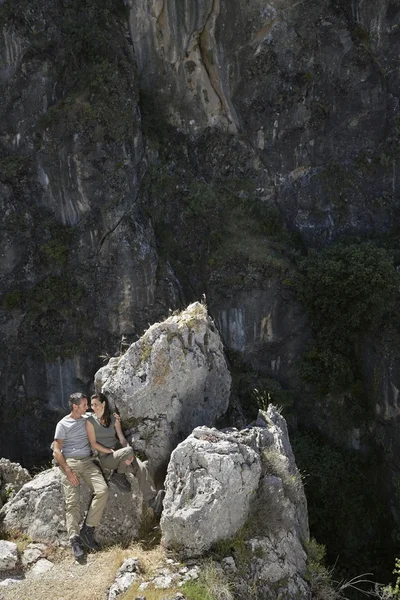 Paar entspannt in felsiger Landschaft — Stockfoto
