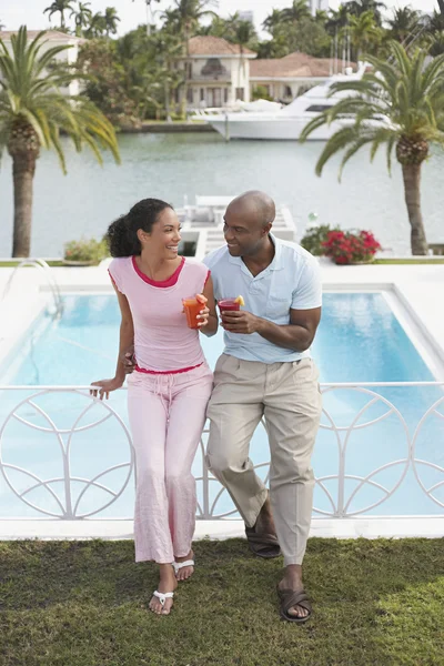 Couple holding cocktails — Stock Photo, Image