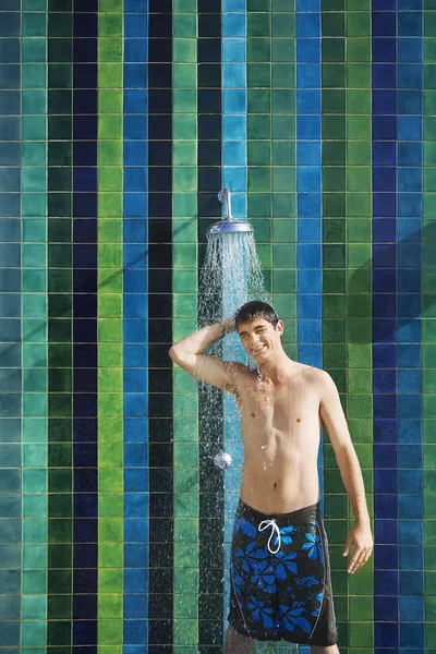 Jongen permanent onder douche — Stockfoto