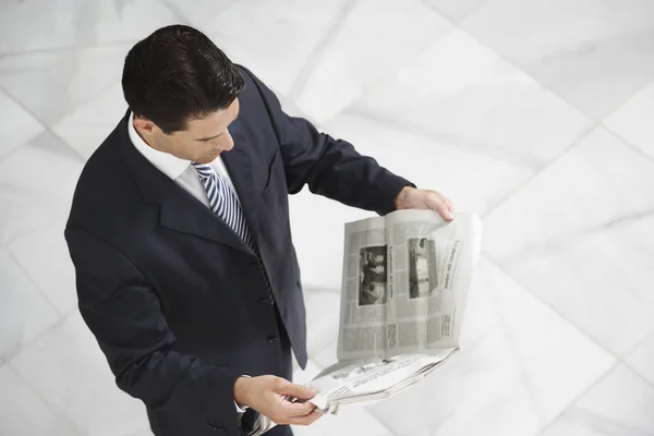 Homem de negócios lendo jornal — Fotografia de Stock