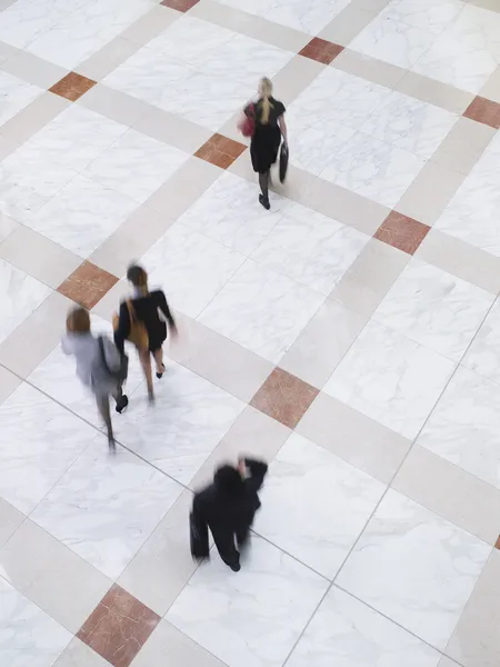 Mensen uit het bedrijfsleven lopen — Stockfoto