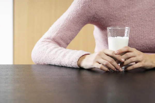 Femme tenant un verre de lait — Photo