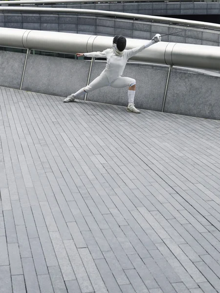 击剑运动员训练对行人天桥 — 图库照片