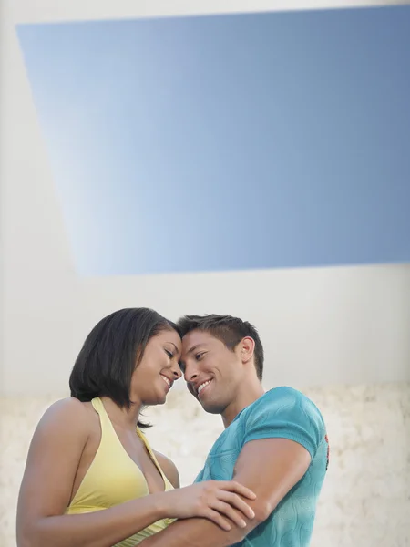 Casal de pé sob Skylight — Fotografia de Stock