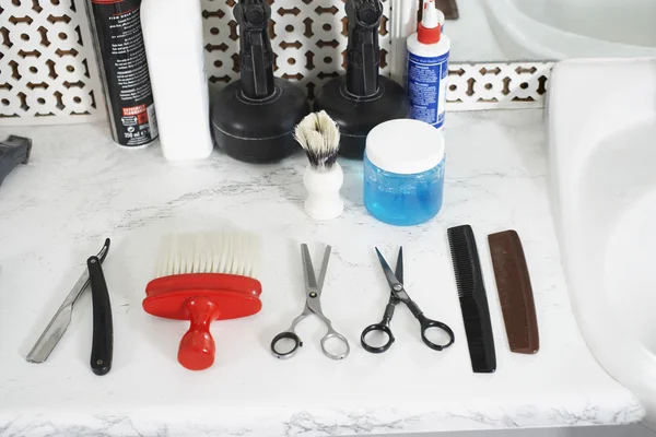 Produtos de cabelo em barbearia — Fotografia de Stock