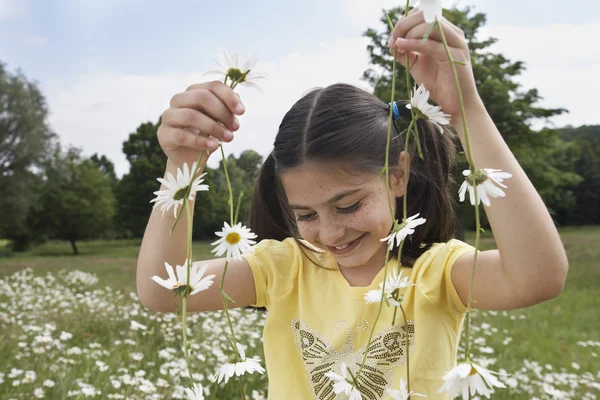 Dziewczynka gospodarstwa kwiaty — Zdjęcie stockowe