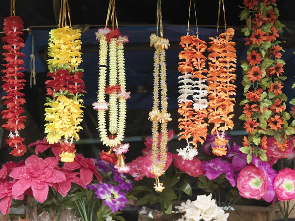 Halsband och konstgjorda blommor — Stockfoto
