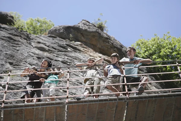 Familie on Footbridge based — Stockfoto