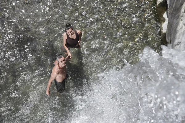 Casal refrescante na piscina natural — Fotografia de Stock