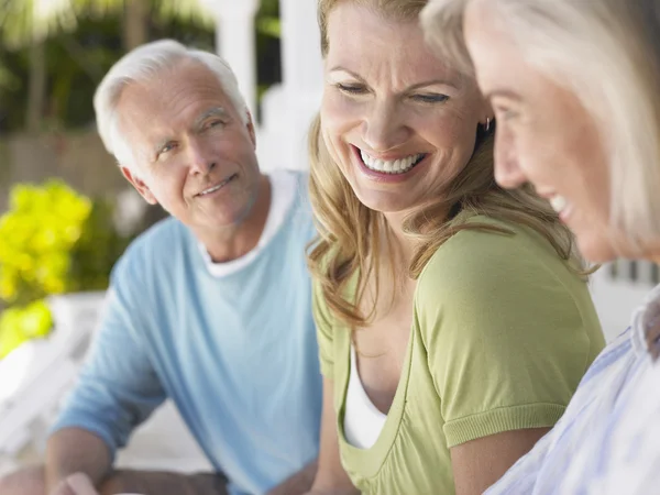 Mensen zitten op de veranda — Stockfoto