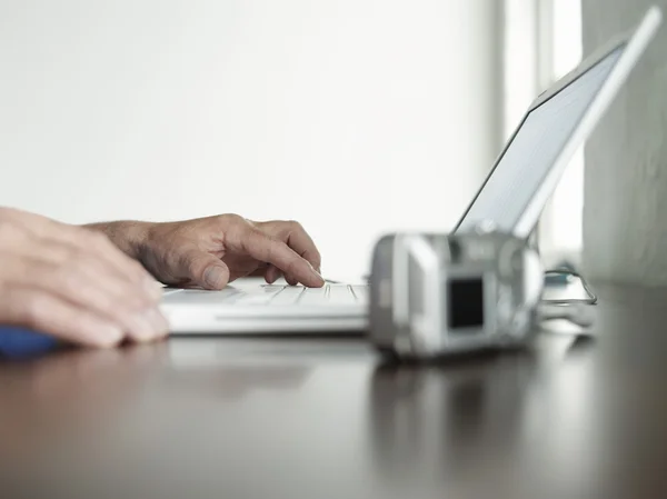 Man met laptop — Stockfoto