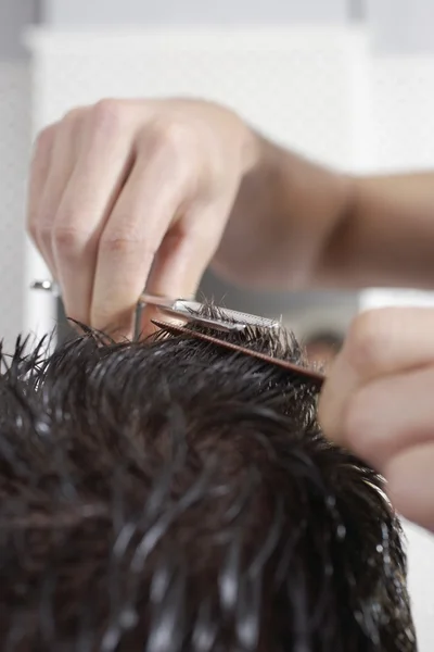 Barbeiro homem de corte de cabelo — Fotografia de Stock